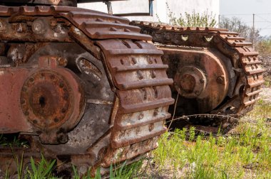 eski kırık paslı ekskavatör. terk edilmiş ekskavatör, ekskavatör parçaları