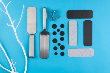 Manikür ve pedikür ekipman mavi zemin üzerine Üstten Görünüm