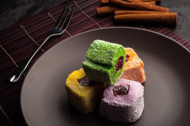 Siyah arka plan üzerinde koyu trandy plaka çeşitleri türk lokumu.