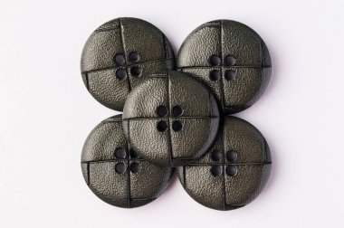 Beyaz arkaplanda gri düğmeler