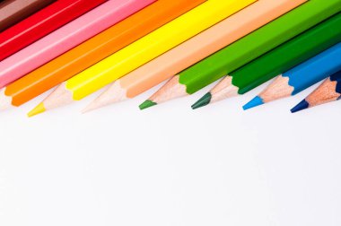 Beyaz arkaplanda renkli kalemler