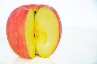 Taze elma beyaz arkaplanda izole