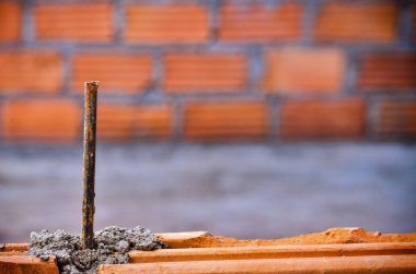 Duvarında bir inşaat demiri