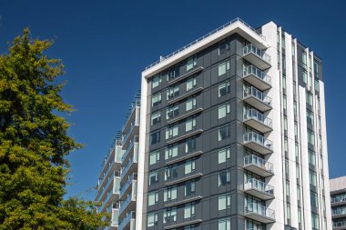 Richmond, BC, Kanada 'daki modern apartmanlar.