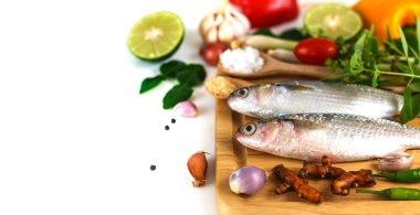 Balık, sebze ve otlar ile yer yakın çekim