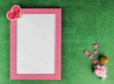 Yeşil zemin üzerine Sevgililer günü için Pink Çerçeve