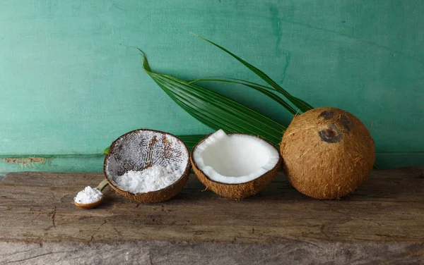 Fruta Tropical Coco Casca Madeira Marrom Contra Folha — Fotografia de Stock