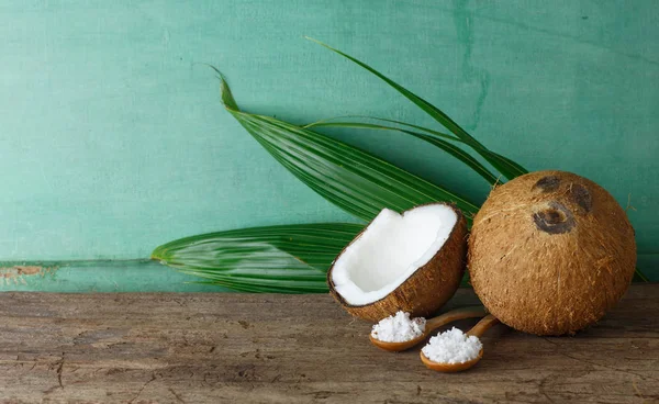 Čerstvý Kokos Ovoce Shell Listí Dřevěný Stůl — Stock fotografie