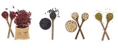 Üstten görünüm kümesi uncook kırmızı, siyah, beyaz ve beyaz izole mung fasulye