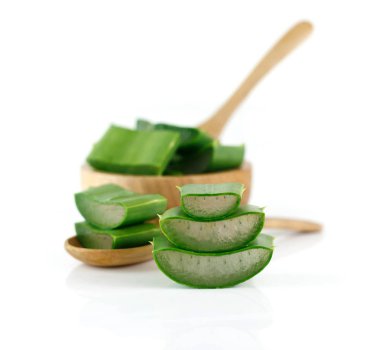 Grup beyaz zemin üzerine dilimlenmiş aloe vera
