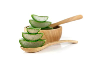 Beyaz arka plan üzerinde taze dilimlenmiş aloe vera yakın çekim