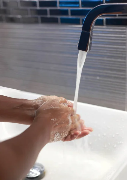 石鹸と水で手を洗う人 — ストック写真