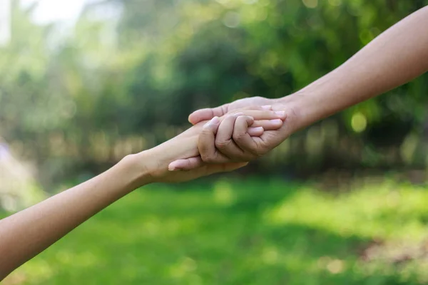 Sostenere Aiutare Concetto Padre Dare Mano Suo Figlio — Foto Stock