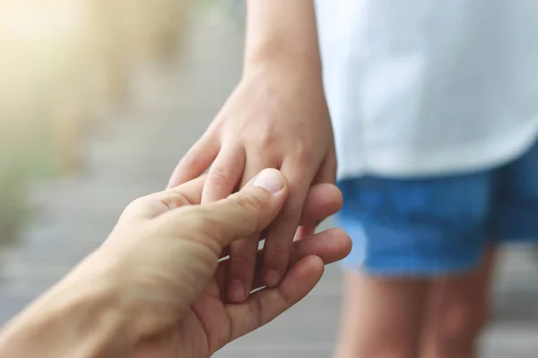 Mãe Segurar Daugther Mãos Para Ajudar Com Amor Cuidado — Fotografia de Stock