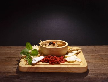 Çin çorbası ve ahşap siyah karşı bitkisel ilaçlar kase