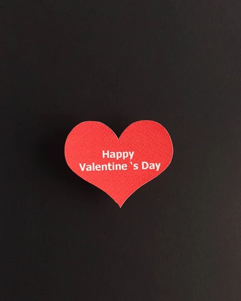 Walentynki Piękne Czerwone Serce Szczęśliwy Tekst Czarnym Tle — Zdjęcie stockowe