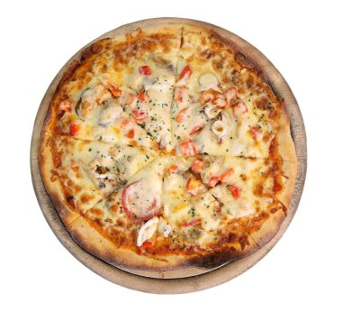 Ev yapımı deniz ürünleri pizza üstten görünüm ahşap plaka üzerinde beyaz izole