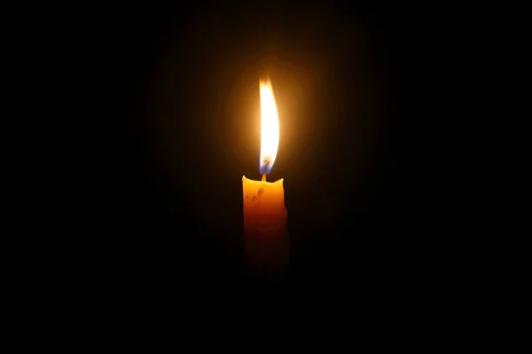 Licht Für Das Leben Gelbes Kerzenlicht Vor Schwarzem Hintergrund — Stockfoto