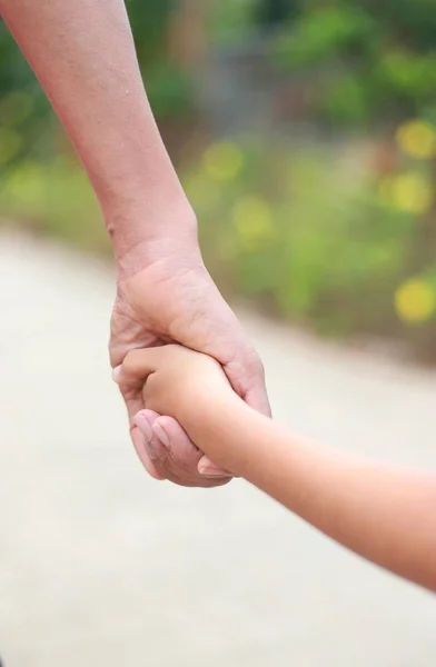 Sostegno familiare - il padre tiene la mano del bambino con amore — Foto Stock