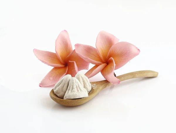 White clay filler on wooden spoon for Thai songkran festival — 스톡 사진