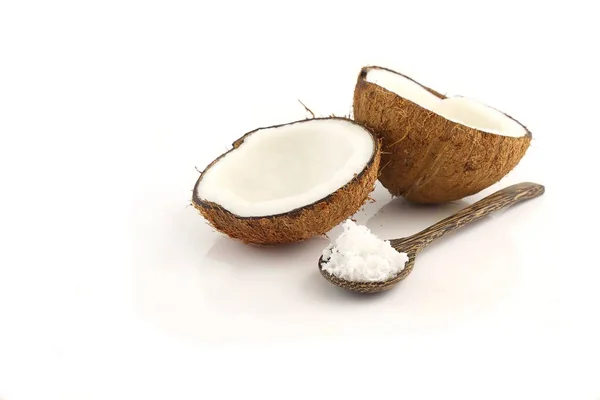 Quebra de coco fresco e colher no fundo branco — Fotografia de Stock