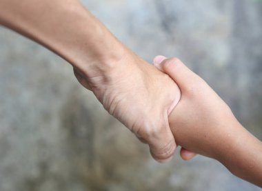 Takım çalışması konsepti - Bir diğerine yardım et ve çek