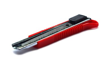 Beyaz arkaplana karşı izole edilmiş bir maket bıçağı