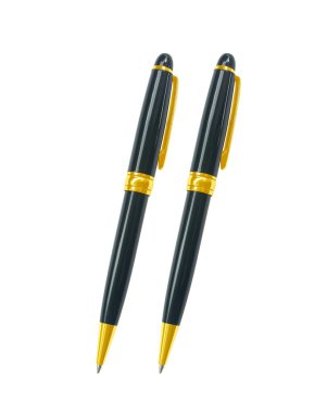 Beyaz arkaplanda iki kalem izole edildi