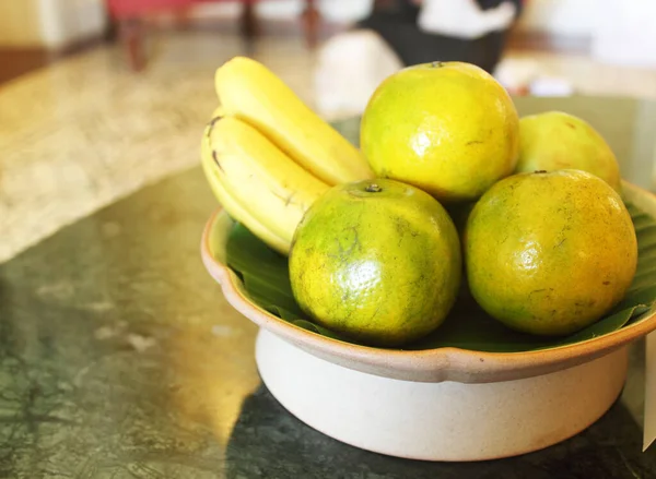 Orangen Und Bananen Auf Dem Tisch — Stockfoto