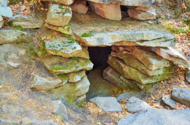 Güney Urallar 'da Neolitik çağın antik dolmenleri. Turgoyak Gölü üzerindeki Vera Adası 'ndaki Megalitik yapılar.