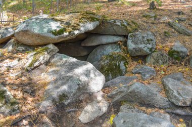 Güney Urallar 'da Neolitik çağın antik dolmenleri. Turgoyak Gölü üzerindeki Vera Adası 'ndaki Megalitik yapılar.