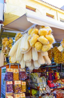 Heraklion, Yunanistan 12 Eylül 2013. Yunanistan 'daki bir hediyelik eşya dükkanında doğal deniz süngerinin yanı sıra zeytin ve baharatlar ve diğer hediyelik eşyalar.