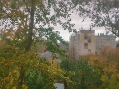 Çamurlu yağmurlu camdan içeri bak. Sonbahar yağmurlu hava