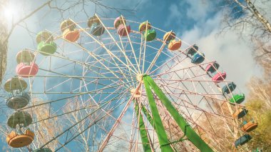 Parkta çok renkli dönme dolap. Alt görünüm