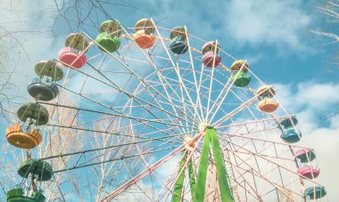 Parktaki çok renkli dönme dolap. Yüksek tuşlu resim