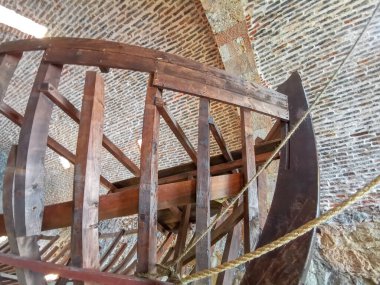 Eski bir Türk Alanya tersanesinde yüzen kadim bir geminin ahşap iskeleti..