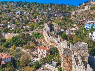 Alanya 'daki evlere ve eski kale duvarlarına bakın.