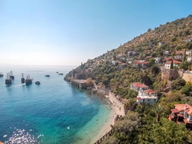 Eski bir tersane ve Alanya 'nın merkezindeki deniz kenarındaki duvarlar. Eski kulenin duvarından bak.