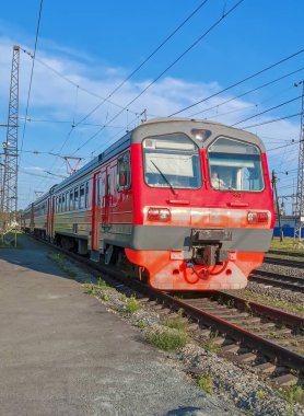 Yazın kırmızı tren istasyonun yanından geçer.