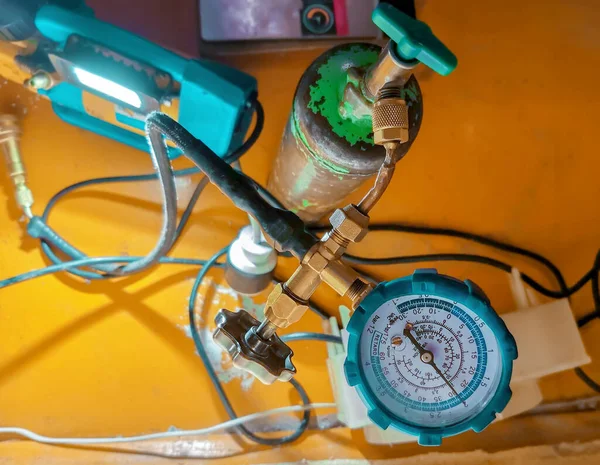 バルブ及び圧力計の開閉式ガスボンベ — ストック写真