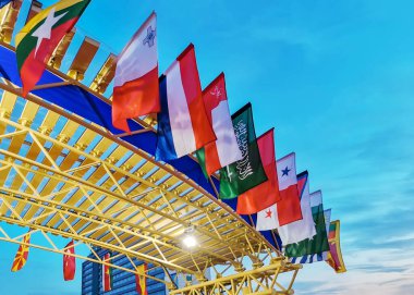 Arap ülkelerinin bayrakları günbatımı gökyüzünün arka planına karşı