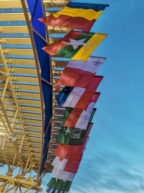 Günbatımı gökyüzünün arka planında Arap ülkelerinin bayrakları