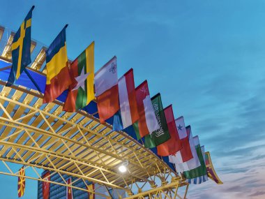 Günbatımı gökyüzünün arka planında Arap ülkelerinin bayrakları