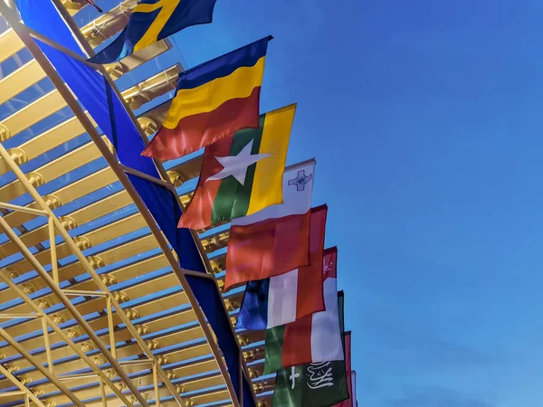 Günbatımı gökyüzünün arka planında Arap ülkelerinin bayrakları