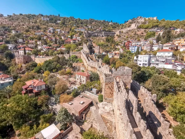 Alanya 'nın eski kale duvarı ve konutların manzarası.