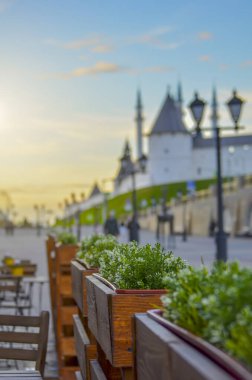Rusya 'da Kazan Kremlin' in duvarları yakınındaki bir sokak kafesinin saksıları seçici bir odak noktası..