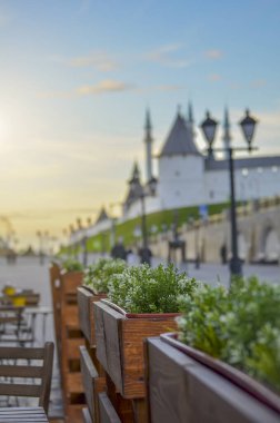Rusya 'da Kazan Kremlin' in duvarları yakınındaki bir sokak kafesinin saksıları seçici bir odak noktası. Turistik merkezler.