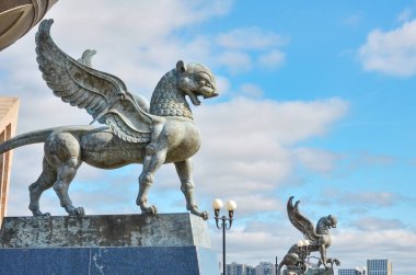 Kazan, Rusya, 17 Eylül 2020. Ailenin merkezine yakın kanatlı bir leoparın heykeli.