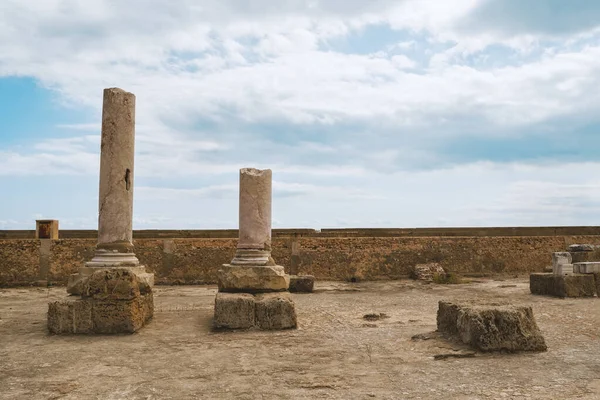 突尼斯古代迦太基的两根破碎的柱子在天空中 — 图库照片