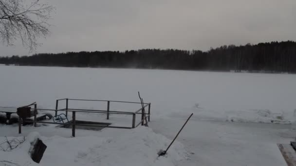Soğuk göl manzaralı, Ortodoks tatil İsa'nın vaftiz — Stok video